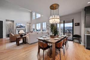ein Esszimmer und ein Wohnzimmer mit Tisch und Stühlen in der Unterkunft Deer Valley Views 5br Sleeps 16 Hot Tub Theater in Parkview Trailer Court