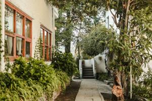 洛斯奥尔尼约斯Alta Montaña Hosteria&Apart的通往树屋的楼梯