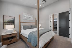 ein Schlafzimmer mit einem großen Bett mit Holzrahmen in der Unterkunft Deer Valley Views 5br Sleeps 16 Hot Tub Theater in Parkview Trailer Court + 64 Fotos