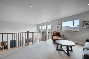 ein Wohnzimmer mit Sofa und Tisch in der Unterkunft Deer Valley Views 5br Sleeps 16 Hot Tub Theater in Parkview Trailer Court