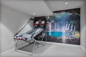 ein Zimmer mit einem Wasserfall-Wandbild an der Wand in der Unterkunft Deer Valley Views 5br Sleeps 16 Hot Tub Theater in Parkview Trailer Court