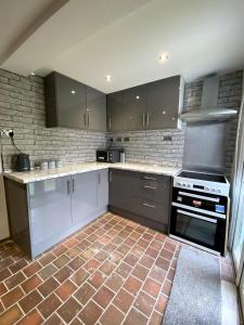 Η κουζίνα ή μικρή κουζίνα στο Valley Facing Home Sleeps 8