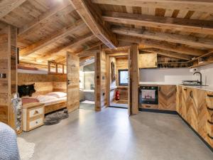 una camera da letto in una baita di tronchi con letti a castello di Almversteck Hollersbach a Hollersbach im Pinzgau