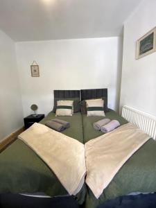 Ένα ή περισσότερα κρεβάτια σε δωμάτιο στο Valley Facing Home Sleeps 8