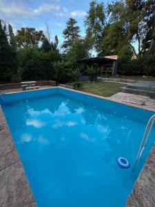 una grande piscina blu in un cortile di Chalet La Isolina a Villa Giardino