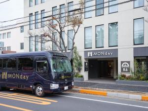 einem blauen Bus, der vor einem Gebäude parkt in der Unterkunft Premium hotel MONday MAIHAMA View 1 in Tokio + 94 Fotos