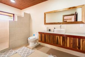 Un baño de Las Cotingas Ocean View