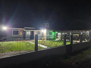une clôture devant une maison la nuit dans l'établissement Casa da Família Flores, à Rosário do Sul