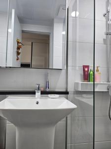 ein Badezimmer mit einem weißen Waschbecken und einem Spiegel in der Unterkunft 인천공항 근접 프라이빗 원룸 in Incheon