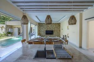 Et tv og/eller underholdning på Luxury 3 Bed Villa in Kuta with Pool