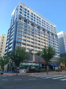 ein großes Apartmenthaus mitten in einer Stadt in der Unterkunft 인천공항 근접 프라이빗 원룸 in Incheon