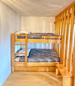 un paio di letti a castello in una stanza di Evasion Douce Désign a Prénatier