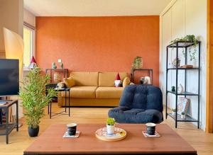 un soggiorno con un divano e un tavolo di Evasion Douce Désign a Prénatier