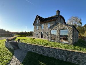 una vieja casa de piedra en una colina en Les Charmes, en Chevron