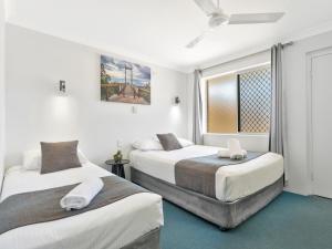 a bedroom with two beds and a window at Bentleigh Motor Inn - Coffs Harbour in Coffs Harbour +53 photos
