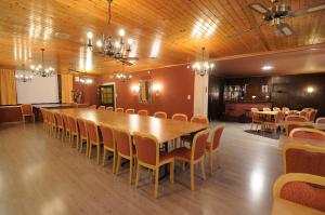 une grande salle à manger avec une grande table et des chaises dans l'établissement Hôtel de la Croix-Blanche, à Cressier