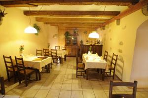 un restaurante con mesas y sillas en una habitación en Hôtel de la Croix-Blanche en Cressier