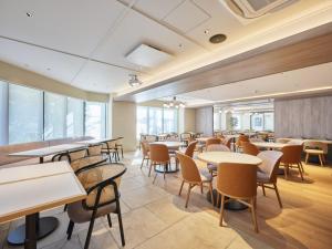 En restaurant eller et andet spisested på Premium hotel MONday MAIHAMA View 1