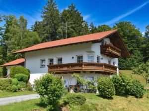 a house with a red roof at Sonnenwald in Zenting