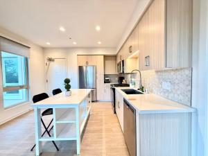 Η κουζίνα ή μικρή κουζίνα στο New Luxury 1BR Stay in the Heart of Irvine