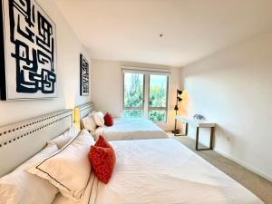 Ένα ή περισσότερα κρεβάτια σε δωμάτιο στο New Luxury 1BR Stay in the Heart of Irvine