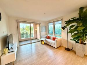 Μια τηλεόραση ή/και κέντρο ψυχαγωγίας στο New Luxury 1BR Stay in the Heart of Irvine