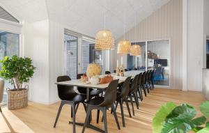 Χώρος καθιστικού στο Cozy Home In Glesborg With Sauna