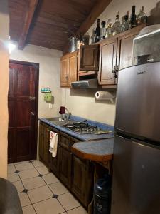 Η κουζίνα ή μικρή κουζίνα στο Cabañas Oporto's