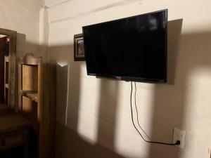 Μια τηλεόραση ή/και κέντρο ψυχαγωγίας στο Cabañas Oporto's +4 φωτογραφίες