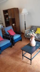 casa super comoda para 6 personas Miramar في ميرامار: غرفة معيشة مع أريكتين وطاولة +صورة واحدة