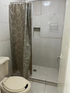 Ένα μπάνιο στο Cozy and family-friendly house CARE and UANL