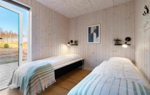 Ένα ή περισσότερα κρεβάτια σε δωμάτιο στο Cozy Home In Glesborg With Sauna