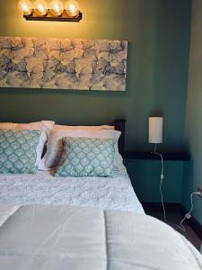 una camera con letto bianco e testiera di Family Nest Turrialba a Turrialba