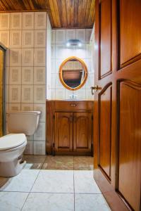 Ένα μπάνιο στο Family Nest Turrialba