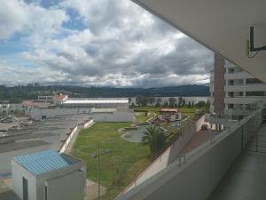 La mejor ubicación y tú mejor opción en Paipa في بايبا: منظر من الشرفة على مبنى +صورتان