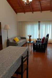 casa super comoda para 6 personas Miramar في ميرامار: غرفة معيشة بها سرير وأريكة