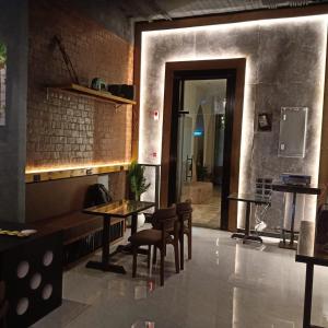 a restaurant with tables and chairs in a room at Pyramids Gem Plaza Boutique Hotel & Restaurant in Cairo