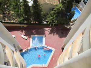 una vista aérea de una piscina con gente en ella en Holiday Apartment 5 min to Levante beach en Benidorm