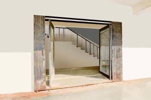 espejo grande en una habitación con escalera en Collection O Infocity Metro Station Gandhinagar Formerly Hotel LLP, en Gandhinagar