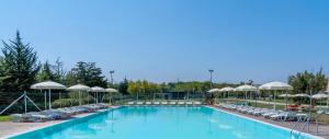 Bazén v ubytování Adamo ed Eva Resort nebo v jeho okolí