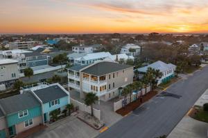 Η ανατολή ή δύση του ηλίου όπως φαίνεται από αυτή η παραθεριστική κατοικία ή από εκεί κοντά