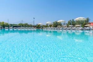 Bazén v ubytování Adamo ed Eva Resort nebo v jeho okolí