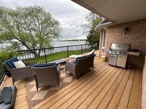 Μπαλκόνι ή βεράντα στο Queen Suite with Private Ensuite at Fancie's PEC - Suite 1