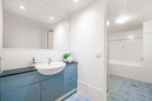 Ένα μπάνιο στο Holiday in style at Flightdeck Port Macquarie +12 φωτογραφίες