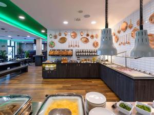 un fast food con bancone alimentare di ibis Styles Kiel City a Kiel