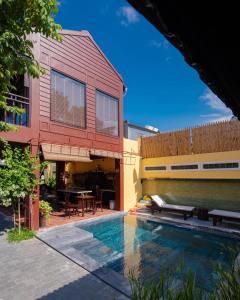 ホイアンにあるDeMin Villa Hội An - Pool and BBQ Gardenの建物の隣にプールがある家 +58枚の写真