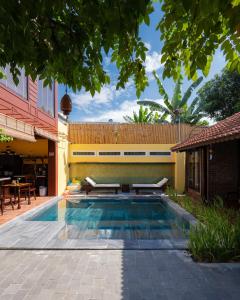 ホイアンにあるDeMin Villa Hội An - Pool and BBQ Gardenの家の裏庭にあるプール