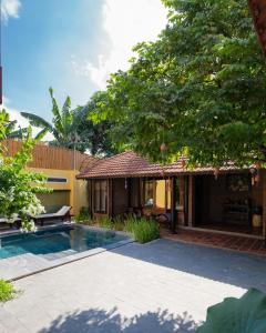 ホイアンにあるDeMin Villa Hội An - Pool and BBQ Gardenの庭にスイミングプールがある家