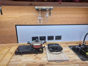 una olla en una estufa sobre un mostrador en una cocina en Camping & Cabanas Ilhabela, en Ilhabela 61 fotos más