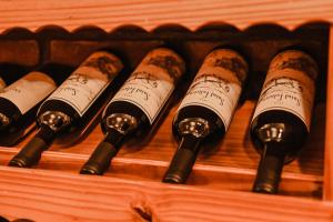 洛斯奥尔尼约斯Alta Montaña Hosteria&Apart的木箱里的一大堆葡萄酒瓶